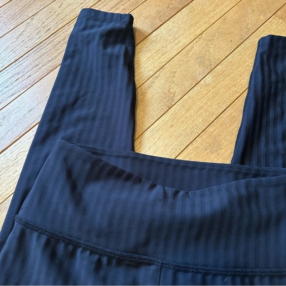 Beyond Yoga Tonal Black Striped 7/8 Legging Womens Large Athletic Workout - Picture 4 of 7